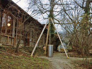 Vor dem Eingang zum Ausstellungslokal